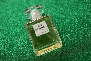 ternopil, ukraine - 2. september 2022 chanel nummer 5 eau premiere weltweit berühmte französische parfümflasche auf glänzendem glitzerhintergrund in grünen farben foto