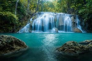 Wasserfall am Erawan Wasserfall Nationalpark Kanjanaburi Thailand foto