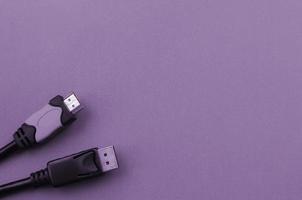 Audio-Video-HDMI-Computerkabelstecker und vergoldeter 20-poliger Displayport-Stecker für eine einwandfreie Verbindung auf violettem Hintergrund foto