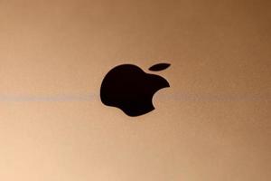 charkiw, ukraine - 27. januar 2021 brandneue apple ipad goldene körperoberfläche mit firmenlogo. Apple Inc. ist ein amerikanisches Technologieunternehmen foto