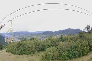 das seilbahnsystem auf dem hintergrund des berges makovitsa, einem der karpaten foto