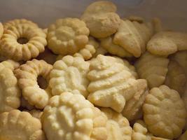 Butterplätzchen servierfertig, knusprige Chips-Snack-Milchfrische-Bäckereifotografie für Lebensmittel, süßes Dessert, Hintergrundverwendung foto