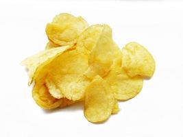 appetitlich knusprige Kartoffelchips auf weißem Hintergrund foto