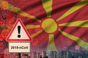 Mazedonien-Flagge und Coronavirus 2019-ncov-Warnschild. konzept der hohen wahrscheinlichkeit eines neuartigen coronavirus-ausbruchs durch reisende touristen foto