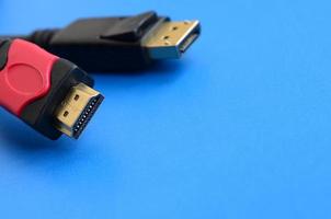 Audio-Video-HDMI-Computerkabelstecker und vergoldeter 20-poliger Displayport-Stecker für eine einwandfreie Verbindung auf blauem Hintergrund foto