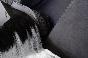 ein Bild des fließenden Wassers. Der Damm soll den Wasserstand in Flüssen innerhalb der Stadt regulieren und Industrieobjekte mit technischem Wasser versorgen foto