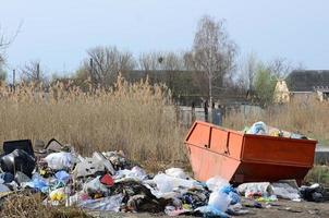 die mülltonne ist vollgepackt mit müll und abfall. vorzeitige Beseitigung von Müll in besiedelten Gebieten foto