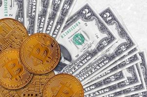 2 US-Dollar-Scheine und goldene Bitcoins. kryptowährungsinvestitionskonzept. Krypto-Mining oder -Handel foto