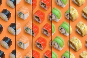 Collage mit verschiedenen Arten von asiatischen Sushi-Rollen auf orangefarbenem Hintergrund. Minimalismus Draufsicht flaches Laienmuster mit japanischem Essen foto