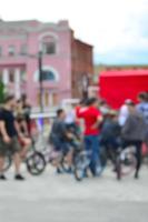 defokussiertes Bild vieler Leute mit BMX-Rädern. Treffen von Fans von Extremsportarten foto