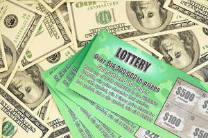 Nahaufnahme der Rubbellose der grünen Lotterie und US-Dollar-Scheine. viele benutzten gefälschte Sofortlotteriescheine mit Glücksspielergebnissen. Spielsucht foto