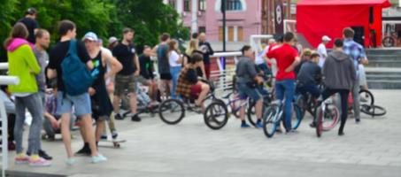 defokussiertes Bild vieler Leute mit BMX-Rädern. Treffen von Fans von Extremsportarten foto