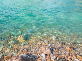 schöner felsiger strand auf der insel koh lan in der nähe von pattaya thailand foto