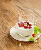 gesunde Frühstückstasse frischer Milchjoghurt mit Walderdbeeren