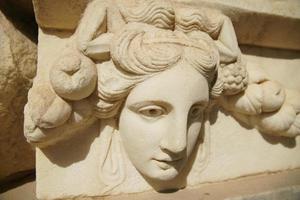 Altes Maskenrelief in der antiken Stadt Aphrodisias in Aydin, Türkei foto