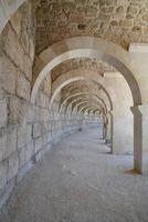 Korridor im Theater der antiken Stadt Aspendos in Antalya, Türkei foto