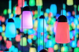 digitales lebenskonzept. abstrakt voller unendlicher bunter LED-Beleuchtung. bunte glühbirnen auf einem bokeh hintergrund. foto