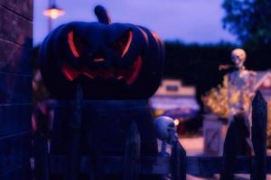 Halloween-Dekoration mit Kürbis und Totenkopf foto