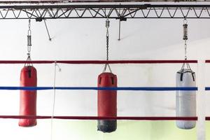 Boxhalle mit hängenden Taschen, Schwarz-Weiß-Sportfotografie foto