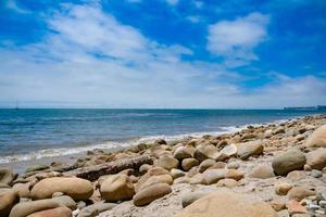 große Steine an einem Strand foto