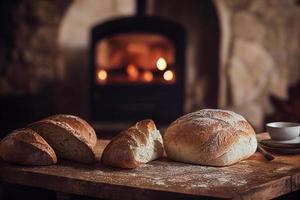 frisch gebackenes Brot auf rustikalem Holztisch mit Kamin im Hintergrund. foto