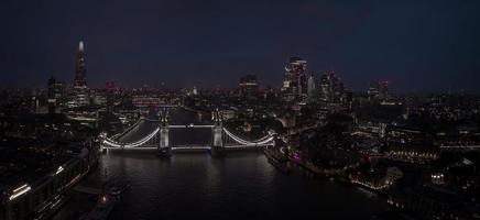 Luftaufnahme der beleuchteten Tower Bridge und der Skyline von London, Großbritannien foto
