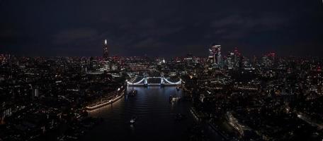 Luftaufnahme der beleuchteten Tower Bridge und der Skyline von London, Großbritannien foto