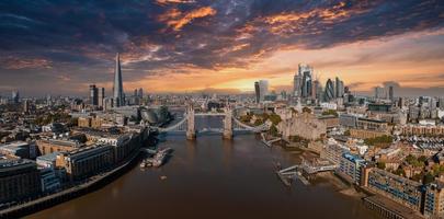 Panoramablick auf das Stadtbild aus der Luft auf London und die Themse