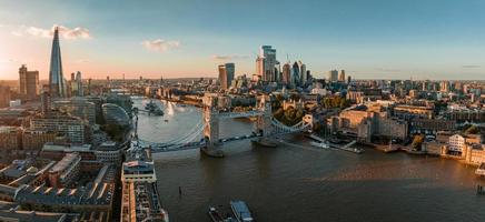 Luftaufnahme der Londoner Tower Bridge bei Sonnenuntergang. foto