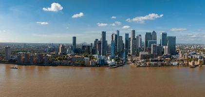 Panoramablick auf die Skyline aus der Luft von Canary Wharf, dem weltweit führenden Finanzviertel in London, Großbritannien. foto