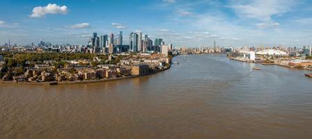 Panoramablick auf die Skyline aus der Luft von Canary Wharf, dem weltweit führenden Finanzviertel in London, Großbritannien. foto