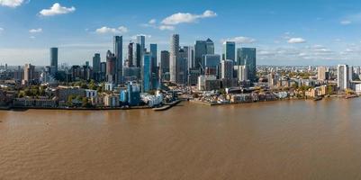 Panoramablick auf die Skyline aus der Luft von Canary Wharf, dem weltweit führenden Finanzviertel in London, Großbritannien. foto