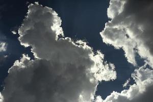 Wolken im Himmel. Weiße Wolken im Sommer. Wetterdetails. foto