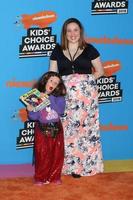 los angeles - 24. märz - parker ballinger, miranda singt, jessica parker ballinger bei den kid s choice awards 2018 im forum am 24. märz 2018 in inglewood, ca foto