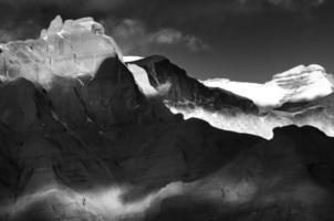 Schwarz-Weiß-Kontrastlandschaft mit Bergen in Tibet.
