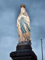 ein blick auf lourdes in frankreich foto