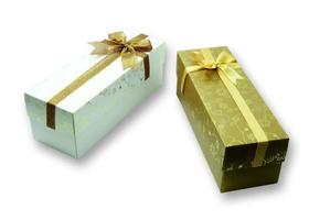 Geschenkbox mit Band auf weißem Hintergrund foto