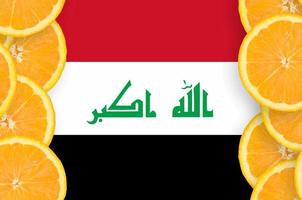 irak-flagge im vertikalen rahmen der zitrusfruchtscheiben foto