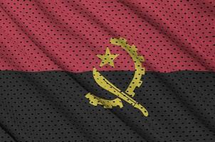 Angola-Flagge gedruckt auf einem Polyester-Nylon-Sportswear-Mesh-Gewebe foto