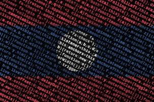 laos flag wird auf dem bildschirm mit dem programmcode dargestellt. das konzept der modernen technologie und standortentwicklung foto