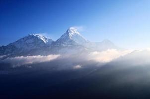 Sonnenstrahlen über schneebedeckten Berg Machapuchare, Annapurna Himalaya foto