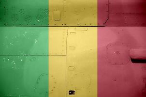 mali-flagge auf der seite des militärpanzerhubschraubers in der nähe abgebildet. konzeptioneller hintergrund der armeeflugzeuge foto