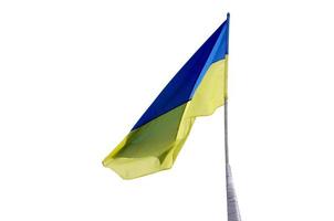 ukrainische Flagge flattert im Wind isoliert auf weißem Hintergrund foto