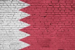 Bahrain-Flagge ist auf eine alte Mauer gemalt foto