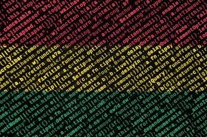 Die Bolivien-Flagge wird mit dem Programmcode auf dem Bildschirm dargestellt. das konzept der modernen technologie und standortentwicklung foto