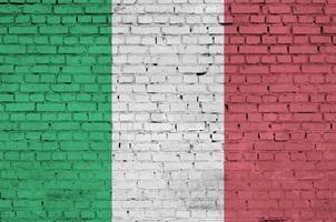 Italien-Flagge wird auf eine alte Backsteinmauer gemalt foto