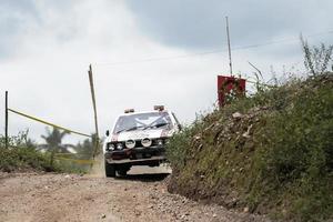 yogyakarta, indonesien - 16. oktober 2022 - rennfahrer treten im sprint-rallye-jogja des king's cup an foto