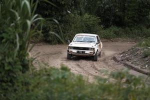 yogyakarta, indonesien - 16. oktober 2022 - rennfahrer treten im sprint-rallye-jogja des king's cup an foto