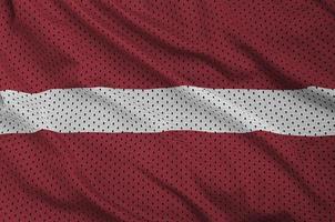 Lettland-Flagge gedruckt auf einem Mesh-Gewebe aus Polyester-Nylon-Sportbekleidung foto