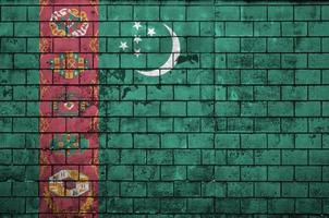 Turkmenistan-Flagge wird auf eine alte Backsteinmauer gemalt foto